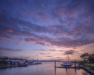 Sonnenuntergang mit Booten am Exe-Ufer auf der Rückseite der Camperdown Terrace, Exmouth, Devon, England, Vereinigtes Königreich, Europa - RHPLF06610