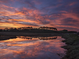 Dämmerungswolken mit intensiver Dämmerungsfarbe und perfekten Reflexionen auf dem Fluss Otter in Budleigh Salterton, Devon, England, Vereinigtes Königreich, Europa - RHPLF06611