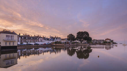 Sanfter Morgenhimmel über Ufergrundstücken mit einem spiegelglatten Fluss Exe in Topsham, Devon, England, Vereinigtes Königreich, Europa - RHPLF06613