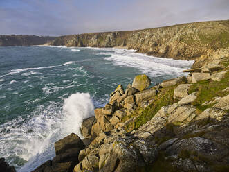 Der schöne und abgelegene Strand von Pedn Vounder vom Logan Rock aus gesehen, in der Nähe von Porthcurno, Cornwall, England, Vereinigtes Königreich, Europa - RHPLF06615