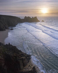 Sonnenaufgang über dem schönen und abgelegenen Strand von Pedn Vounder mit Blick auf Logan Rock, nahe Porthcurno, Cornwall, England, Vereinigtes Königreich, Europa - RHPLF06616