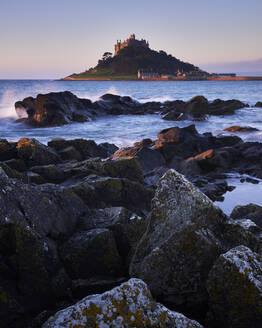 Winterdämmerung mit Blick auf den St. Michael's Mount in Marazion, Cornwall, England, Vereinigtes Königreich, Europa - RHPLF06618