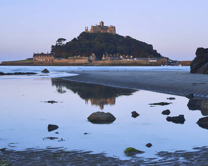 Dämmerungsreflexionen von St. Michael's Mount in Marazion, Cornwall, England, Vereinigtes Königreich, Europa - RHPLF06622