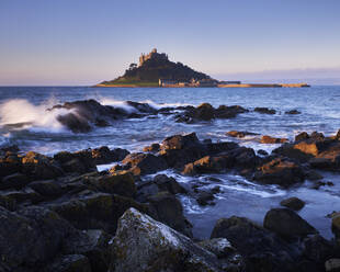 Winterdämmerung mit Blick auf den St. Michael's Mount in Marazion, Cornwall, England, Vereinigtes Königreich, Europa - RHPLF06623