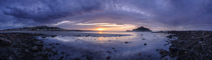 Winterdämmerungspanorama von St. Michael's Mount und Marazion, Cornwall, England, Vereinigtes Königreich, Europa - RHPLF06625