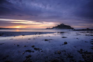 Winterlicher Sonnenaufgang am St. Michael's Mount in Marazion, Cornwall, England, Vereinigtes Königreich, Europa - RHPLF06627