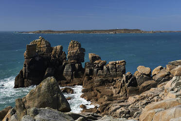 Granitfelsen auf einer Landzunge in der Nähe von Old Town, Blick auf Samsom, St. Mary's, Scilly-Inseln, England, Vereinigtes Königreich, Europa - RHPLF06628