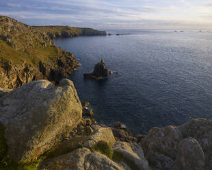 Sommerabendlicht auf Irish Lady und Klippen bei Land's End, Cornwall, England, Vereinigtes Königreich, Europa - RHPLF06629