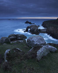 Sonnenuntergang am Land's End über dem Enys Dodman Felsbogen, Longships Lighthouse, Cornwall, England, Vereinigtes Königreich, Europa - RHPLF06630