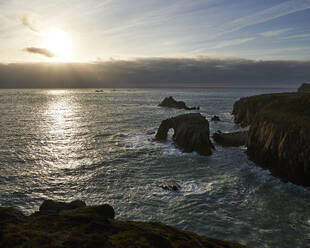 Sonnenuntergang am Land's End über dem Enys Dodman Felsbogen, Longships Lighthouse, Cornwall, England, Vereinigtes Königreich, Europa - RHPLF06631