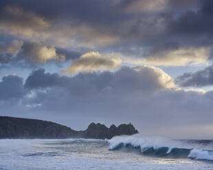 Riesige Brandung mit Blick auf den Logan Rock bei Porthcurno, Cornwall, England, Vereinigtes Königreich, Europa - RHPLF06633