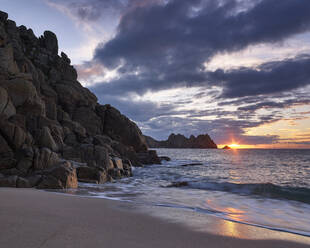 Frühmorgens am Strand mit Blick auf den Logan Rock bei Porthcurno, Cornwall, England, Vereinigtes Königreich, Europa - RHPLF06635