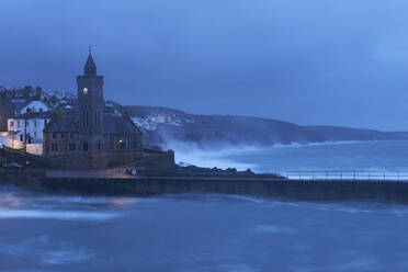 Früher Morgen in einem Sturm bei Porthleven, Cornwall, England, Vereinigtes Königreich, Europa - RHPLF06640