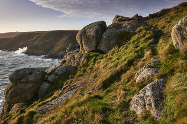 Warmes Licht auf Rospletha Klippe, Porthchapel, Porthcurno, Cornwall, England, Vereinigtes Königreich, Europa - RHPLF06642