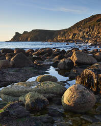 Winterlicher Sonnenuntergang in Nanjizal (Mill Bay) nahe Land's End, Cornwall, England, Vereinigtes Königreich, Europa - RHPLF06648