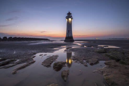 Perch Rock Lighthouse mit Abendmond, New Brighton, Merseyside, The Wirral, England, Vereinigtes Königreich, Europa - RHPLF06649