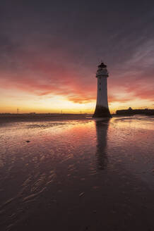 Dramatischer Sonnenaufgang am Perch Rock Lighthouse, New Brighton, Merseyside, The Wirral, England, Vereinigtes Königreich, Europa - RHPLF06650