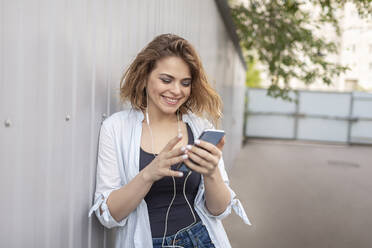 Osteuropäische Frau mit Smartphone - VGF00298