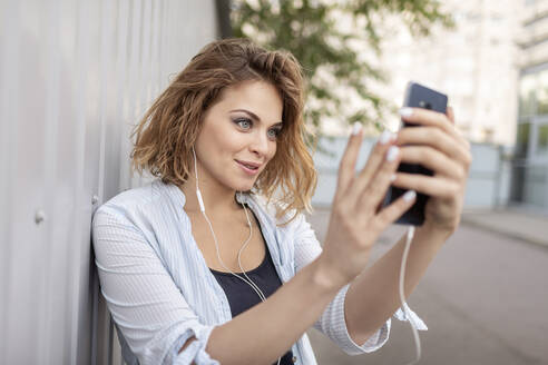 Osteuropäische Frau mit Smartphone - VGF00299