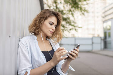 Osteuropäische Frau mit Smartphone - VGF00300