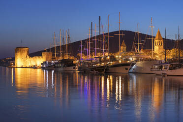 Hafen am Meer und Festung Kamerlengo, Altstadt von Trogir, UNESCO-Weltkulturerbe, Dalmatien, Kroatien, Europa - RHPLF06680
