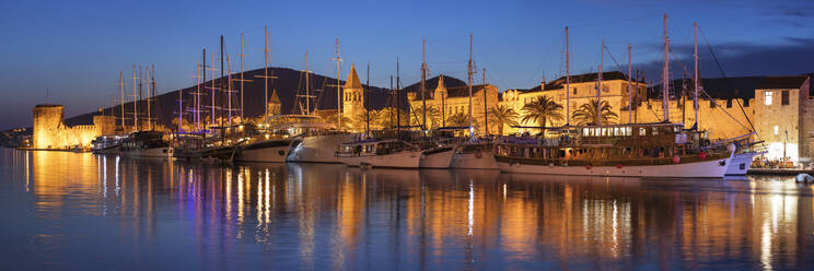 Hafen am Meer und Festung Kamerlengo, Altstadt von Trogir, UNESCO-Weltkulturerbe, Dalmatien, Kroatien, Europa - RHPLF06681
