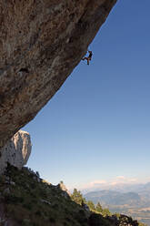 Ein Kletterer klettert eine schwierige Route an den Felsen des Ceuse, einem Berg in den Alpes Maritimes, Haute-Alpes, Frankreich, Europa - RHPLF06754