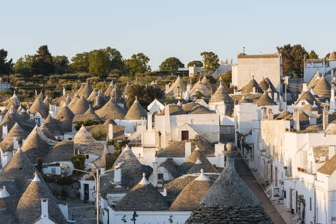 Traditionelle Häuser im Trulli-Stil in Alberobello, UNESCO-Weltkulturerbe, Apulien, Italien, Europa - RHPLF06777