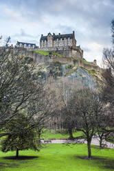Edinburgh Castle, UNESCO-Weltkulturerbe, gesehen von den Princes Street Gardens, Edinburgh, Schottland, Vereinigtes Königreich, Europa - RHPLF06785