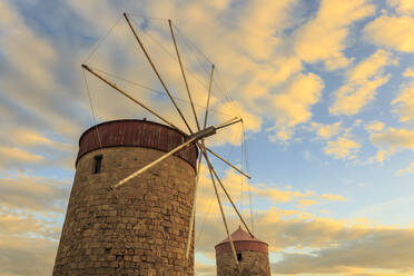 Mandraki Hafen mittelalterliche Windmühlen bei Sonnenuntergang, Rhodos, Dodekanes, Griechische Inseln, Griechenland, Europa - RHPLF06804