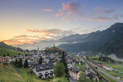 Rosa Wolken in der Morgendämmerung über dem Bergdorf Ardez, Kanton Graubünden, Kreis Inn, Unterengadin, Schweiz, Europa - RHPLF06815