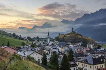 Nebliger Himmel über dem Alpendorf Ardez bei Sonnenaufgang, Kreis Inn, Unterengadin, Kanton Graubünden, Schweiz, Europa - RHPLF06817