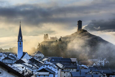 Nebliger Himmel über dem Alpendorf Ardez bei Sonnenaufgang, Kreis Inn, Unterengadin, Kanton Graubünden, Schweiz, Europa - RHPLF06818