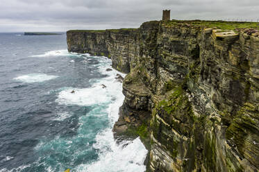 Hoch über den Klippen, das Kitchener-Denkmal, Orkney-Inseln, Schottland, Vereinigtes Königreich, Europa - RHPLF06825