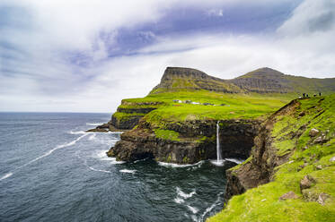 Gasadalur Wasserfall ins Meer, Vagar, Färöer Inseln, Dänemark, Europa - RHPLF06828