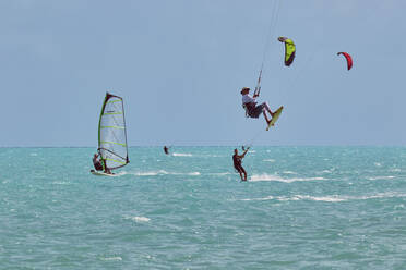 Kitesurfen und Windsurfen am Long Bay Beach, an der Südküste von Providenciales, Turks- und Caicosinseln, in der Karibik, Westindien, Mittelamerika - RHPLF06839