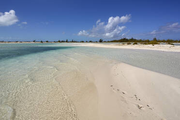 Eine Sandbank auf Water Cay, vor der Nordspitze von Providenciales, Turks- und Caicosinseln, in der Karibik, Westindien, Mittelamerika - RHPLF06840