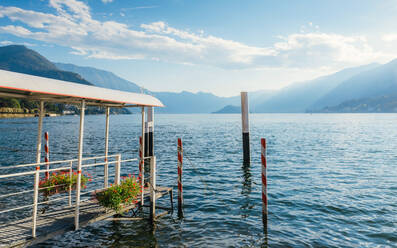 Pier mit Blick auf den schönen Comer See im Sommer, Lombardei, Italienische Seen, Italien, Europa - RHPLF06842