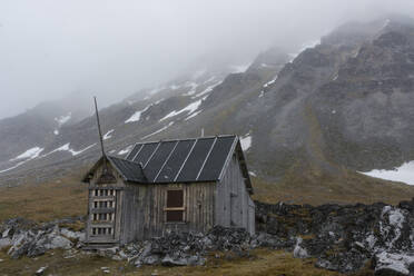 Alte verlassene Hütte, Varsolbukta, Bellsund Bucht, Van Mijenfjorden, Spitzbergen, Svalbard Inseln, Arktis, Norwegen, Europa - RHPLF06863