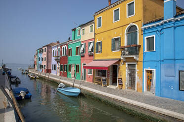 Bunte Gebäude am Kanal in Burano, Italien, Europa - RHPLF06866