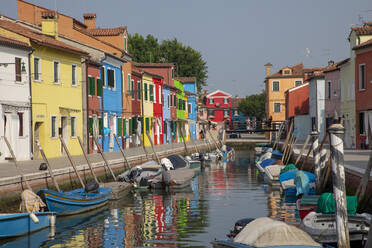 Bunte Gebäude am Kanal in Burano, Italien, Europa - RHPLF06869