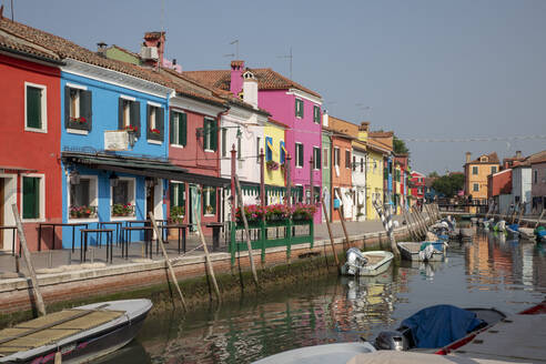 Bunte Gebäude am Kanal in Burano, Italien, Europa - RHPLF06870