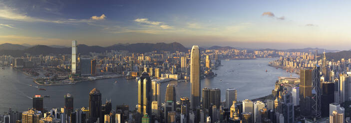 Skyline von Hongkong Island und Kowloon vom Victoria Peak, Hongkong Island, Hongkong, China, Asien - RHPLF06872