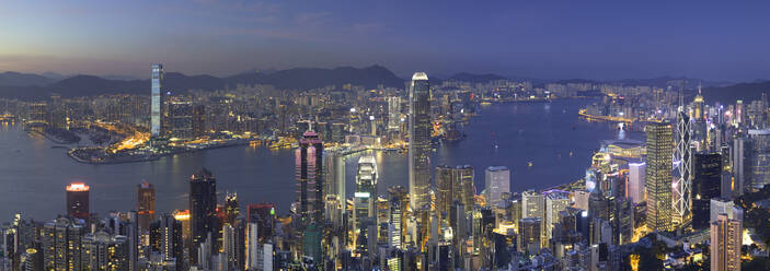 Skyline von Hongkong Island und Kowloon vom Victoria Peak in der Abenddämmerung, Hongkong Island, Hongkong, China, Asien - RHPLF06873