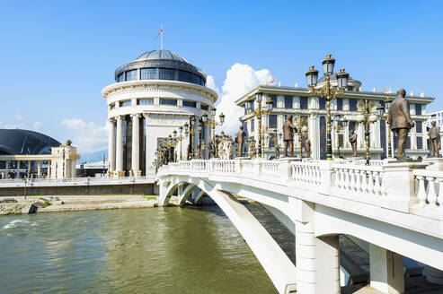 Regierungsgebäude, Finanzpolizei, Ministerium für auswärtige Angelegenheiten, Kunstbrücke, Skopje, Mazedonien, Europa - RHPLF06891