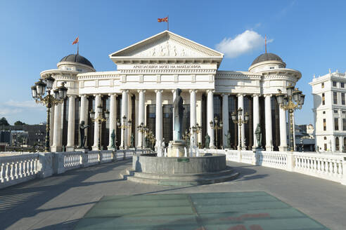 Archäologisches Museum von Mazedonien entlang des Vardar-Flusses und der Augenbrücke, Skopje, Mazedonien, Europa - RHPLF06893