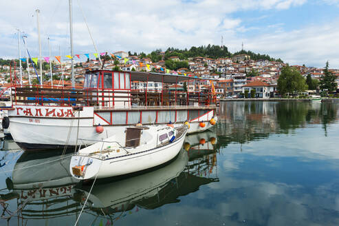 Boote, die sich auf dem Ohridsee spiegeln, Ohrid, UNESCO-Welterbe, Mazedonien, Europa - RHPLF06896