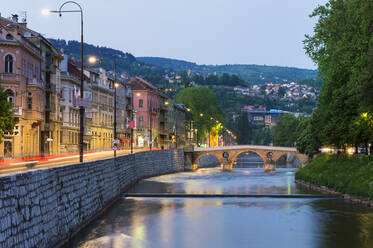 Lateinische Brücke bei Sonnenuntergang in Sarajevo, Bosnien und Herzegowina, Europa - RHPLF06899