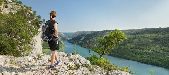 Wanderer an einem Aussichtspunkt über den Fluss Krka, Nationalpark Krka, Dalmatien, Kroatien, Europa - RHPLF06915