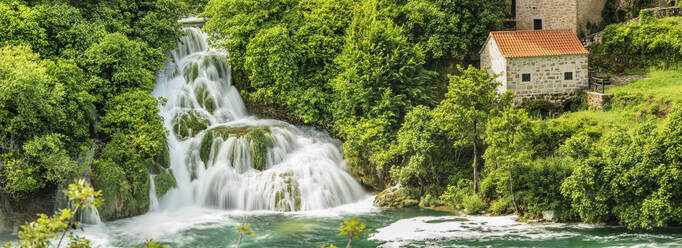 Mühle an den Skradinski Buk Wasserfällen, Nationalpark Krka, Dalmatien, Kroatien, Europa - RHPLF06929